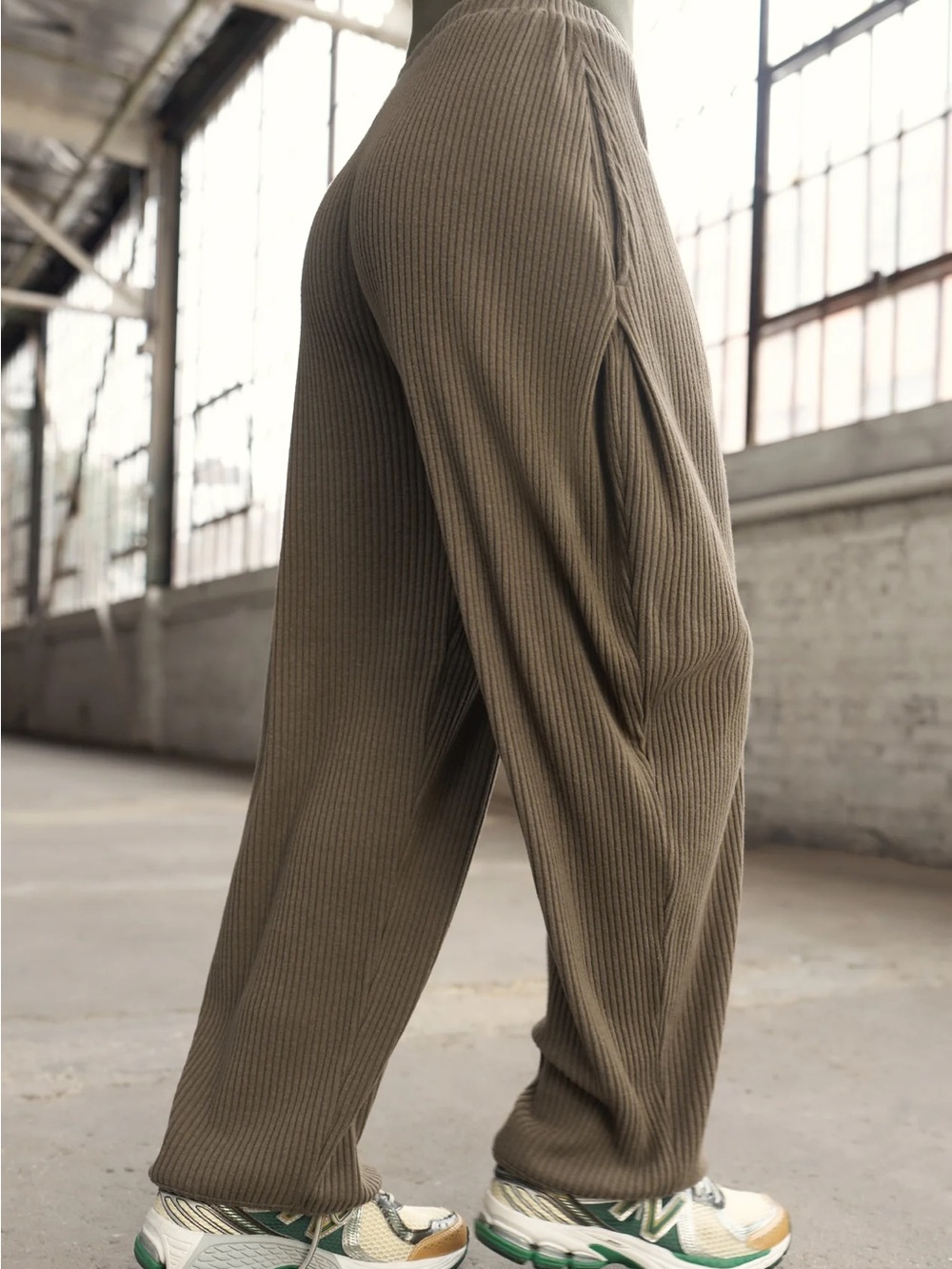 Joah Brown Relaxed Tapered Pant Army Green Luxe Knit M